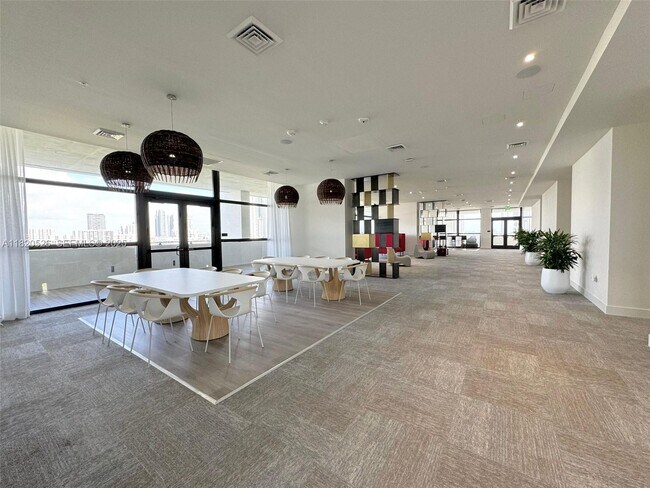 Building Photo - 1642 NE 1st Ave