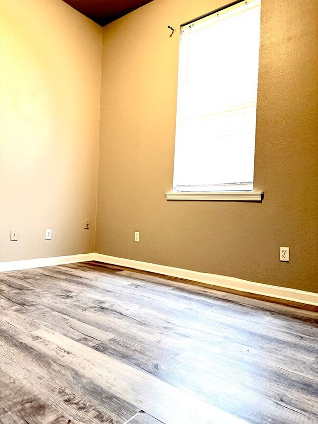 Building Photo - 3 Bed / 2 Bath in Jonesboro Available Now!