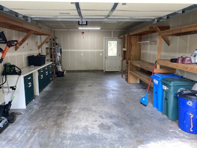 Building Photo - Single-family 3-bedroom home in a desirable neighborhood in town!