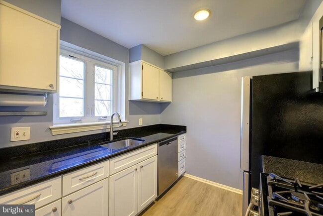 Building Photo - 9848 Hollow Glen Pl