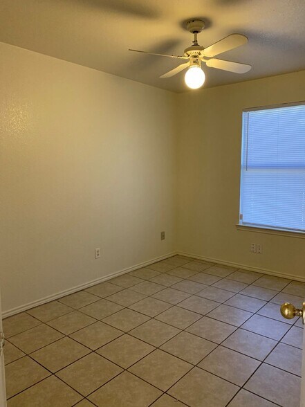 Building Photo - 1708 Benttree Dr