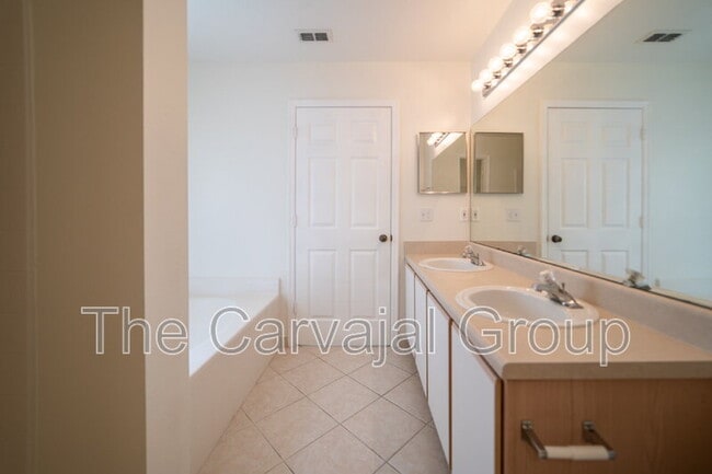 Building Photo - 1215 Kempton Chase Pkwy