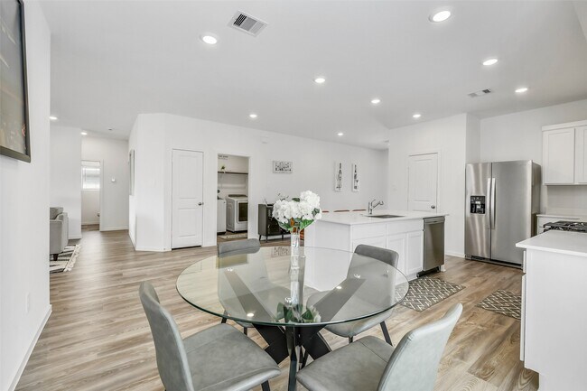 Building Photo - 3126 Stonebriar Dr