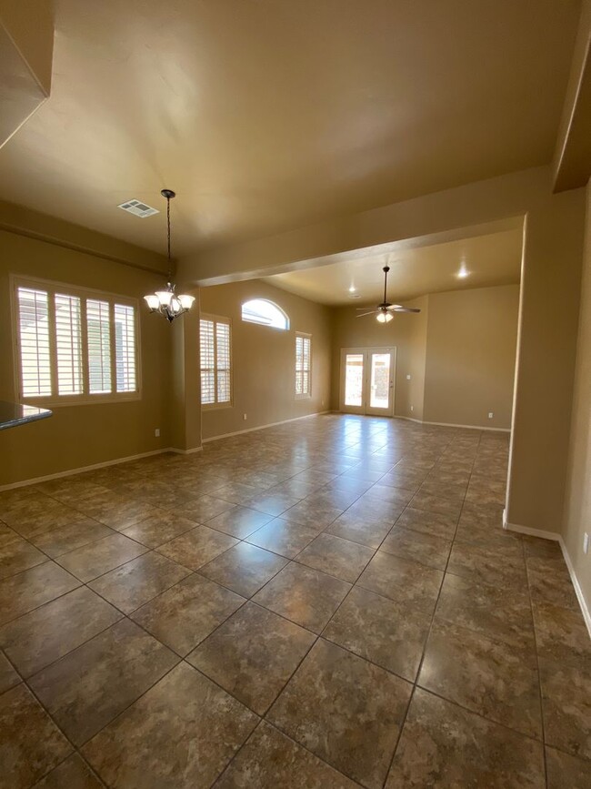 Building Photo - Gorgeous Home, New Carpet & Great Location!