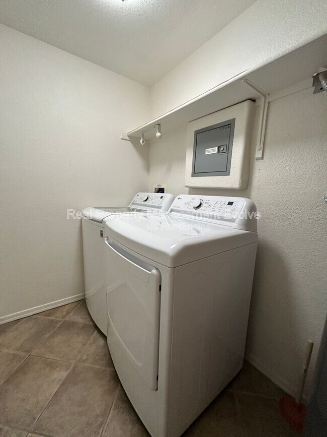 Building Photo - 425 W Rio Salado Pkwy