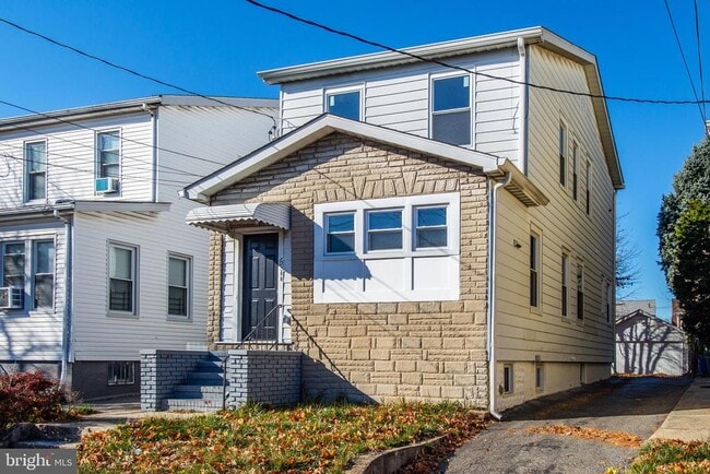 Building Photo - 105 Coolidge St