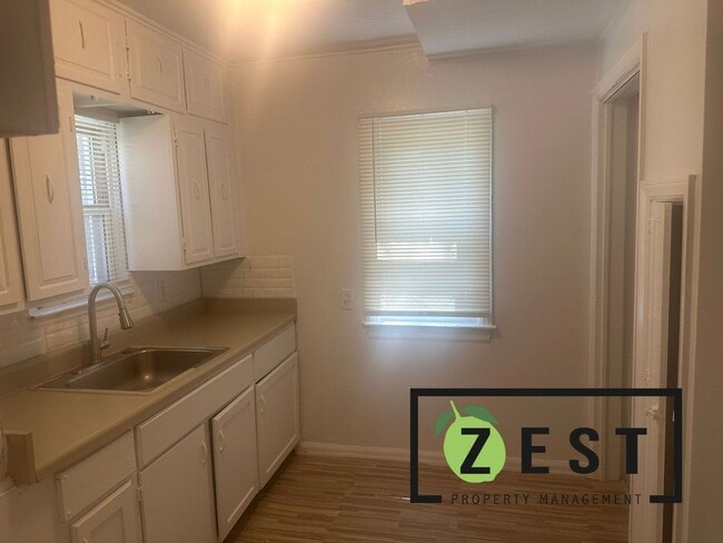 Building Photo - WELCOME HOME! 3BDRM 1.5BTH w/ GARAGE!!! AN...