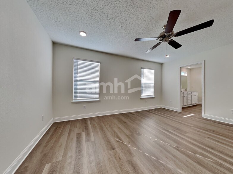 Building Photo - 11667 Hillside Dr