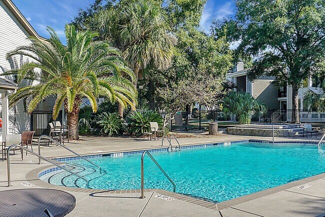 Building Photo - Renovated Condo located in heart of Mt Pleasant, near Ravenel Bridge and Waterfront Park