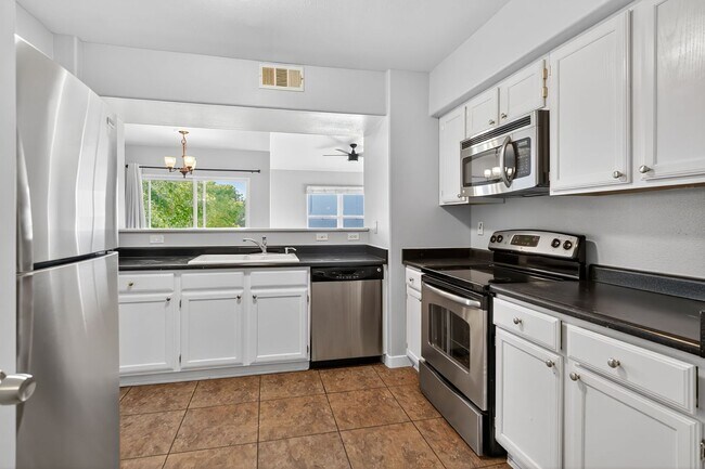 Building Photo - *MOVE-IN READY* GREAT UPPER LEVEL 2-BEDROO...