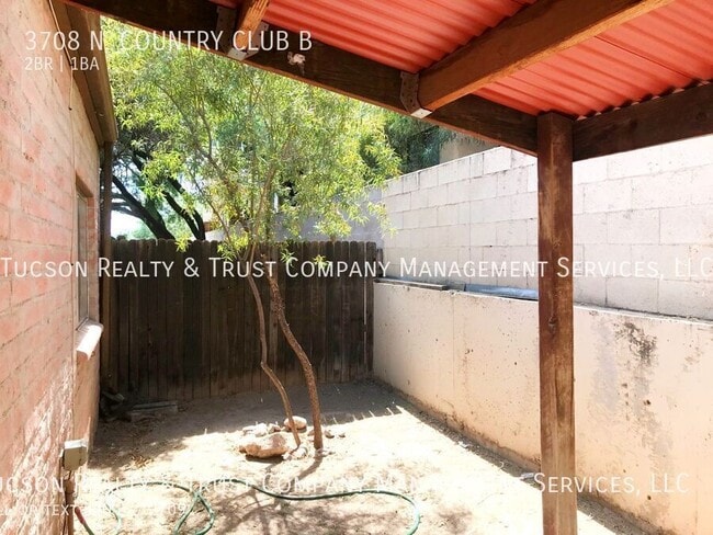 Building Photo - 3708 N Country Club Rd