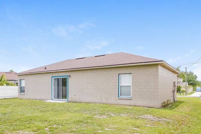 Building Photo - 627 Cotulla Dr