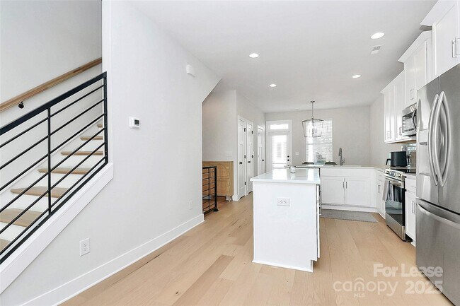 Building Photo - 338 E Cama St