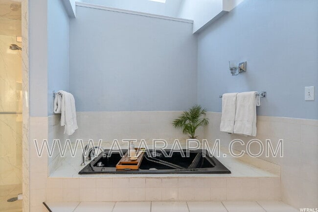 Building Photo - 1577 E Tomahawk Dr