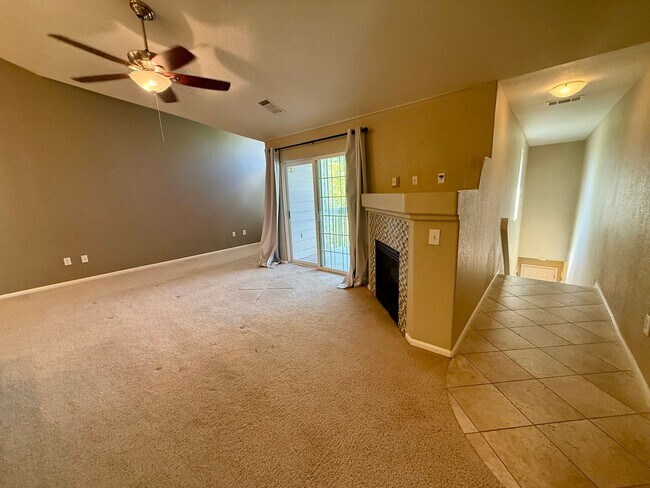 Building Photo - Spacious, Updated 2BR / 2 BA Condo in Gated Community!