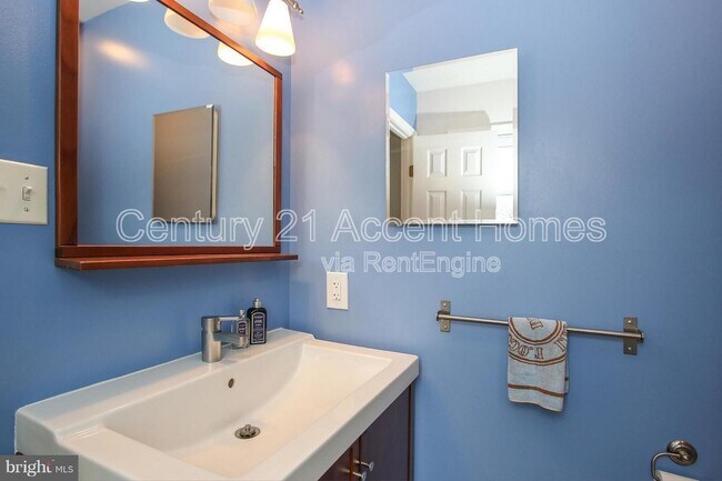 Building Photo - 3009 20th Ct S