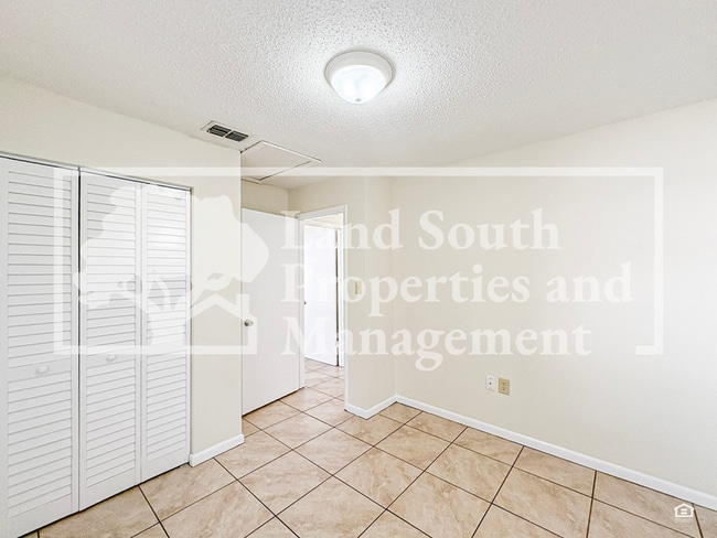 Building Photo - 5847 Charlton Dr