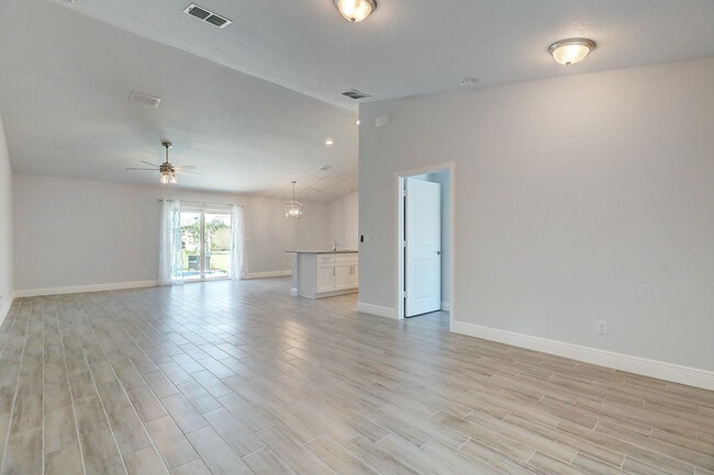 Building Photo - 2352 SW Plum Ct