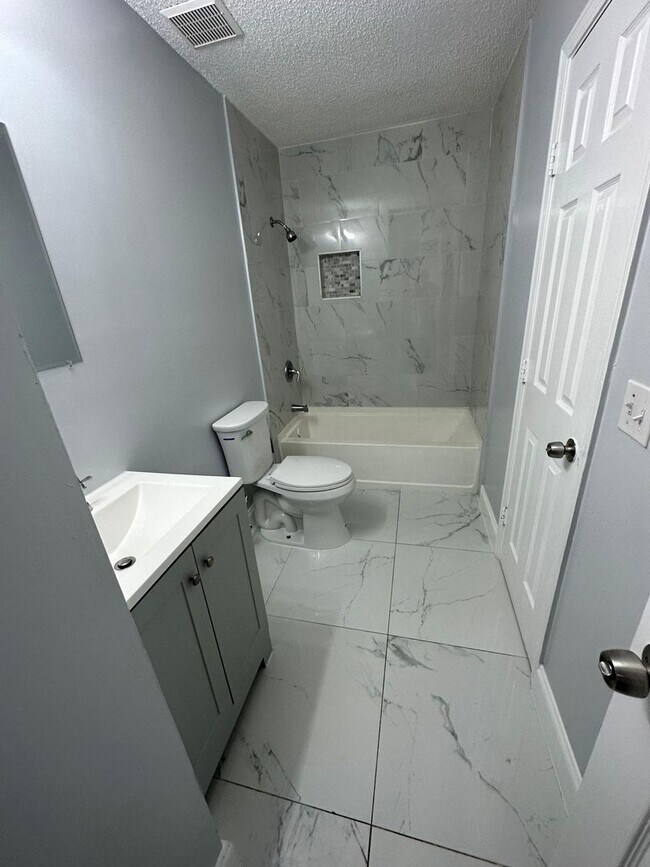 Building Photo - Fully renovated 3/2 Single-Family Home Available for Immediate rent!