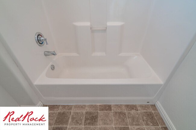 Building Photo - DOG-FRIENDLY 4 Bedroom Townhome with INTERNET INCLUDED!