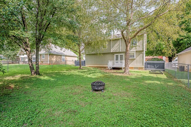 Building Photo - 123 River Oaks Dr