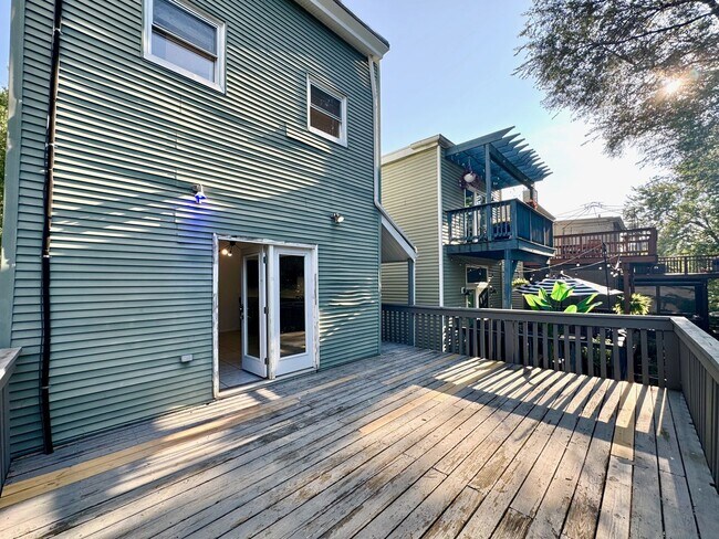 Building Photo - 4 bed/2 full bath Rental on Warner - Mins ...