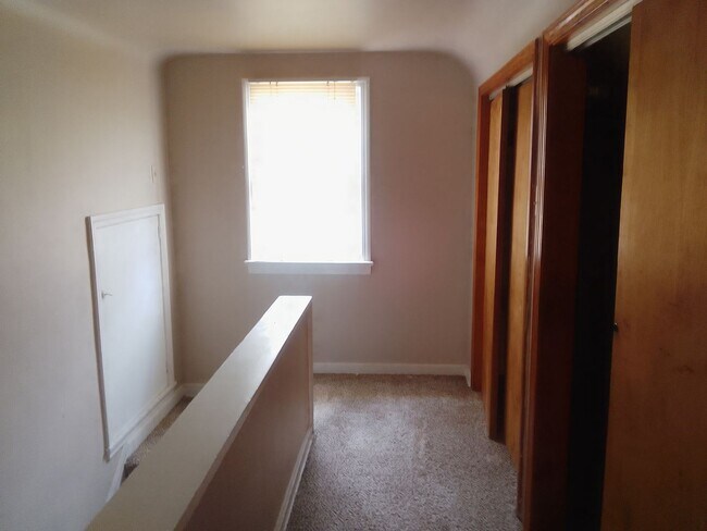 Building Photo - 3 bedroom Bungalow with finished basement..