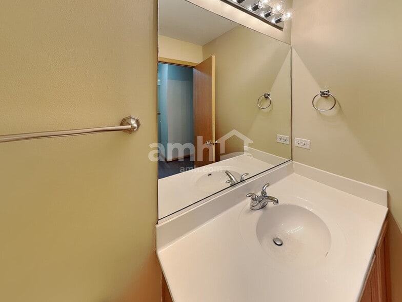 Building Photo - 25222 Declaration Dr