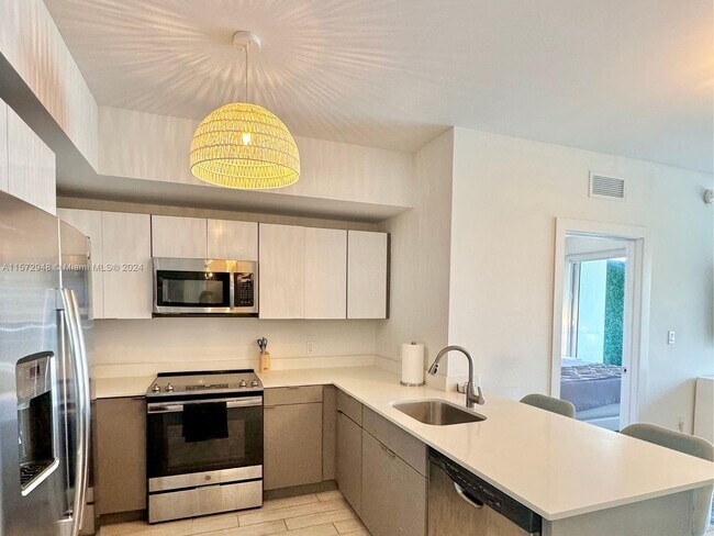 Building Photo - 321 NE 26th St