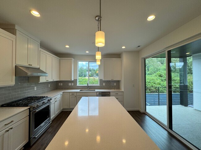 Building Photo - Luxury townhouse for rent