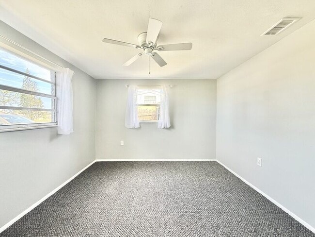 Building Photo - 1300 Classic Dr