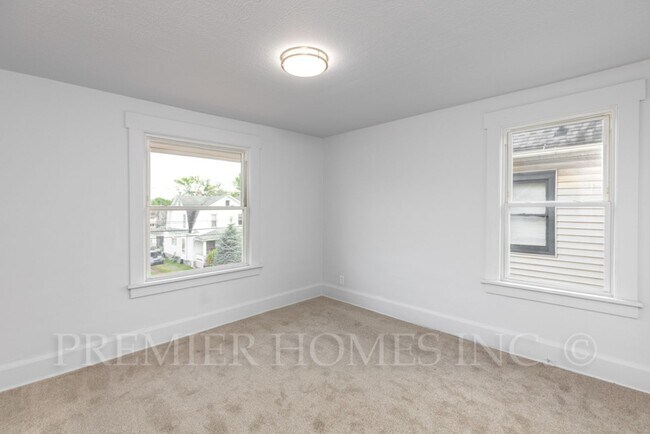 Building Photo - 3 Bedroom Home with Large Front Porch – $1,495/mo