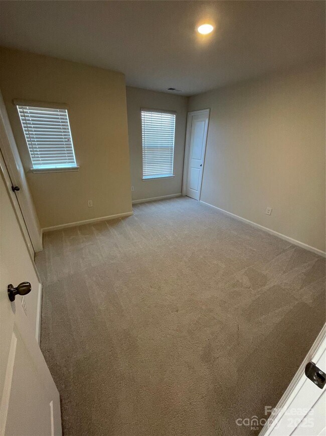 Building Photo - 398 Kennerly Center Dr