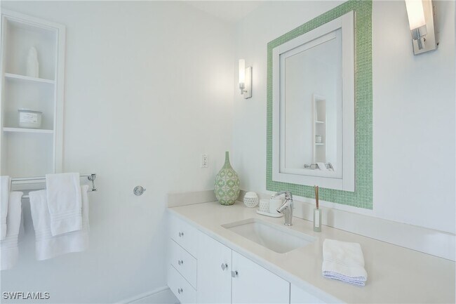 Building Photo - 687 9th Ave S