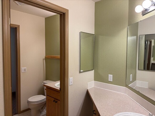 Building Photo - Beautiful 2 Bedroom, 2 Bath Bridlewood Ram...