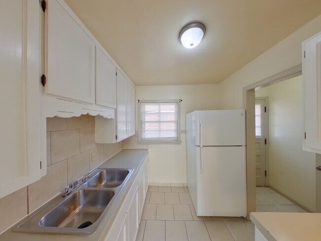Building Photo - Charming 2BR Rental | Fenced Backyard | Basement