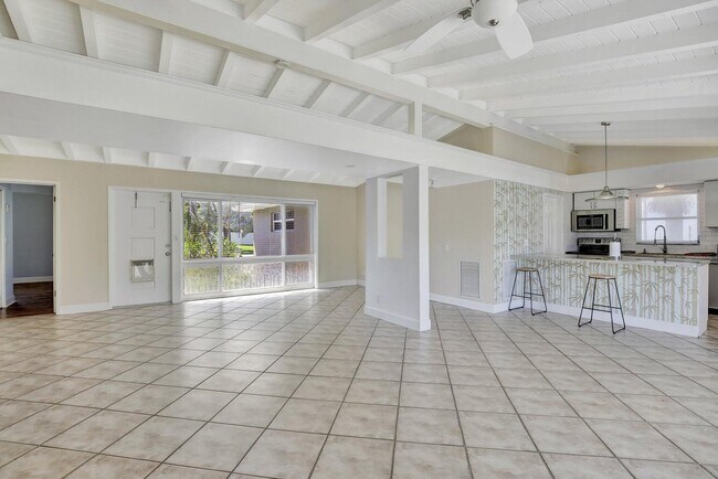 Building Photo - 1733 SW 5th Ct
