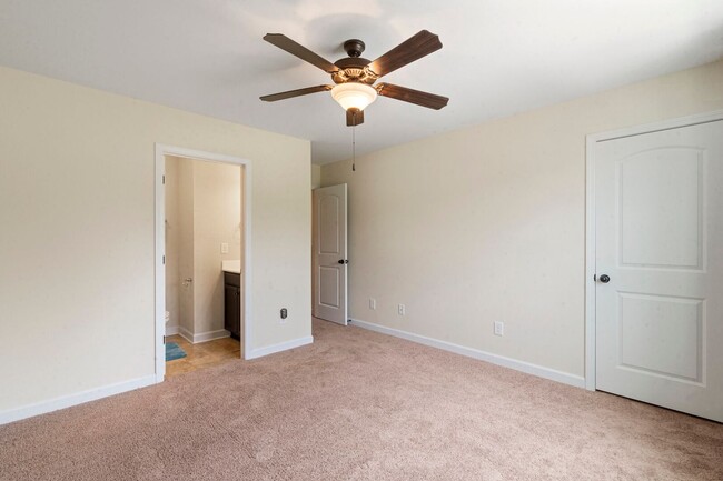 Building Photo - 2 Bedroom, 2.5 Bath End Unit Townhouse loc...