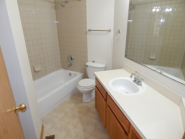 Building Photo - 2800 E Bridleway Ct