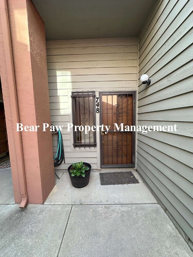 Building Photo - Beautiful Condo in Genesee!!