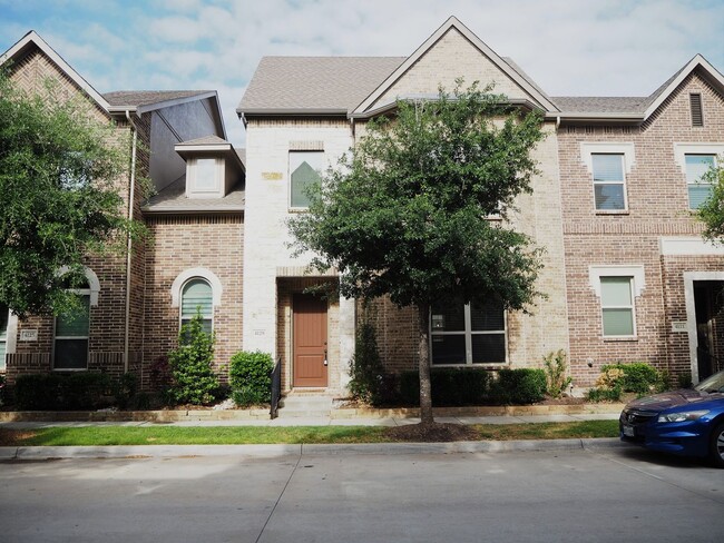 Building Photo - 3 Bed - 2.5 Bath Townhome on River Walk in...