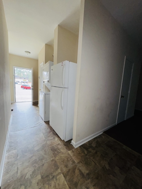 Building Photo - 1323 E 10th St