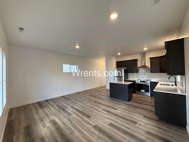 Building Photo - Beautiful 3 Bed/2 Bath Duplex - W/S/G Included