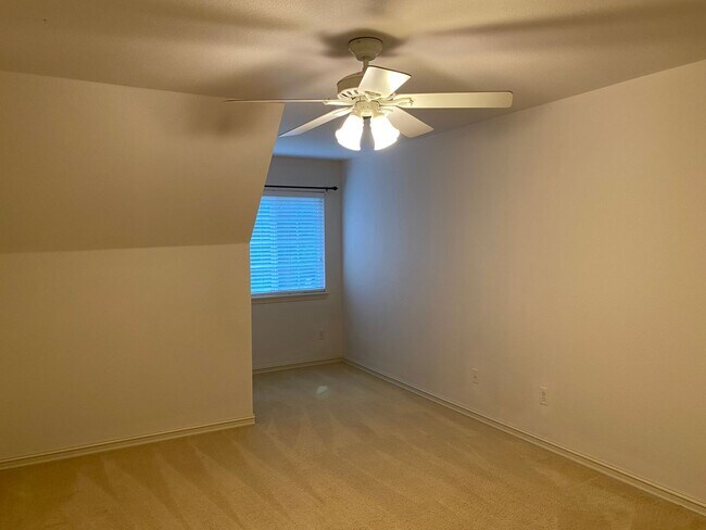 Building Photo - Lovely Stone/Stucco Home Nestled In Cul-De...