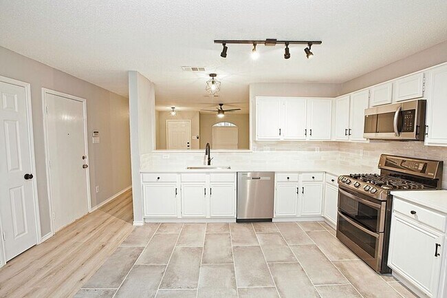 Building Photo - 1379 Honeysuckle Ln