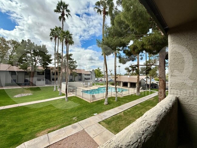 Building Photo - 533 W Guadalupe Rd