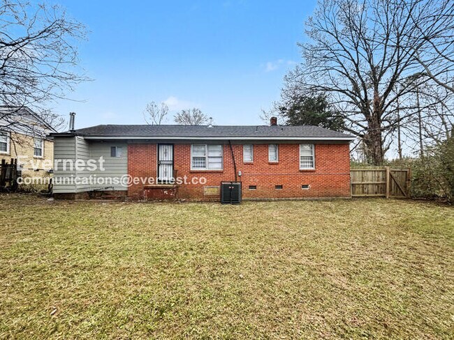 Building Photo - 2 Bed/1 Bath Home with Fenced Yard & Carport / 2 Small Pets Allowed / Vouchers Accepted / Availab...