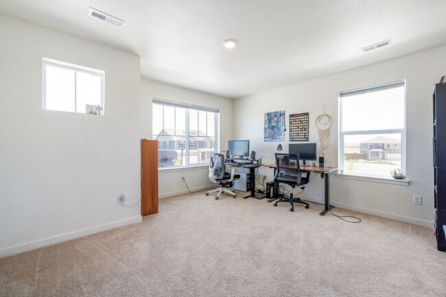 Building Photo - 4-Bedroom Home in Mallard Ridge with Office and Fenced Yard