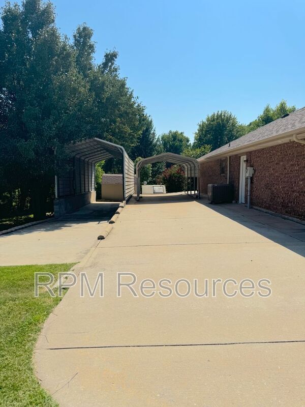 Building Photo - 12000 Hollyrock Dr