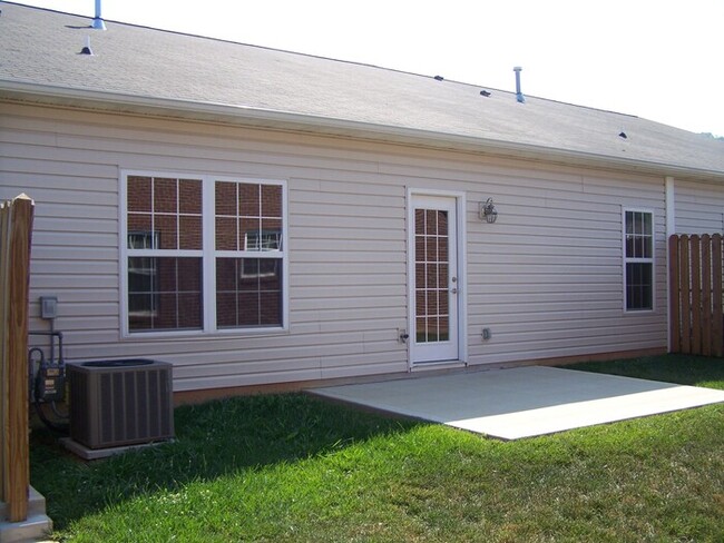 Building Photo - 2 bed, 2 bath, 2 car garage, ranch style t...